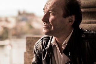 Vnoučata, dlouhé procházky nebo třeba chleba se sádlem před spaním, to vše udržuje ve skvělé životní kondici barytonistu Romana Janála - hosta pořadu Na osobní notu